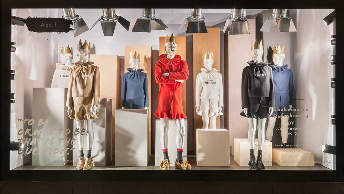 不必花钱去剧院，这间商店里每次转身都是一出精装大戏