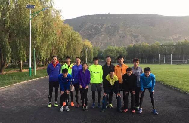 为什么职业球员训练要草坪洒水,为什么专业跑者跑不过业余