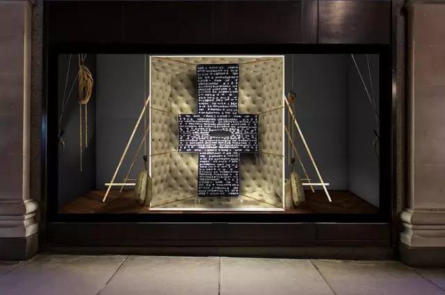 不必花钱去剧院，这间商店里每次转身都是一出精装大戏