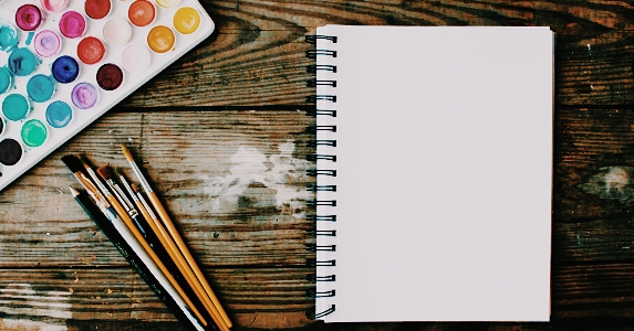 孤僻男孩躲到学校后山作画，深夜失眠他看到画中小鸟变诡异人脸