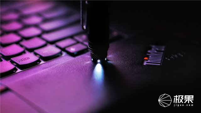 这盒子还没手掌大，里面的工具却比工具箱还全，野外保命全靠它