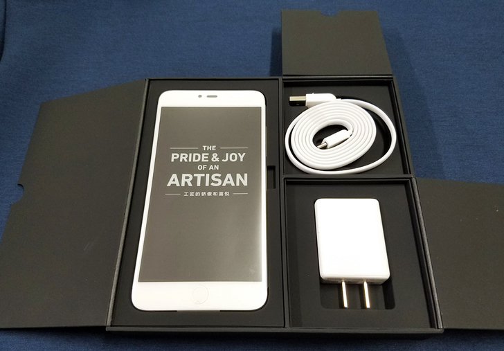 表妹夸我的iPhone真好看，没好意思说这手机叫锤子