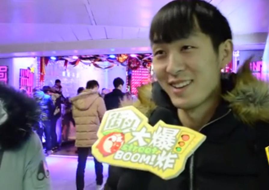 街头调查男士喜欢什么身材女的,街头采访你觉得什么样的人最老