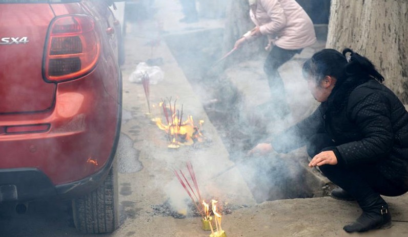 买新车回家放礼炮,今天提了新车放个鞭炮庆祝一下