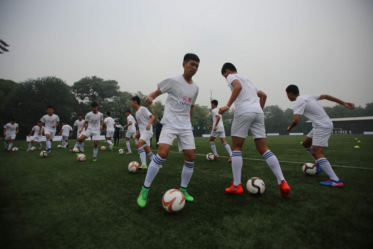 足球让孩子们不再孤独,足球带给孩子们的快乐