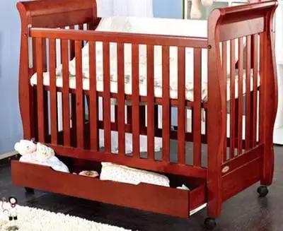 如何给宝宝选择安全的婴儿床,婴儿需要买什么样的婴儿床