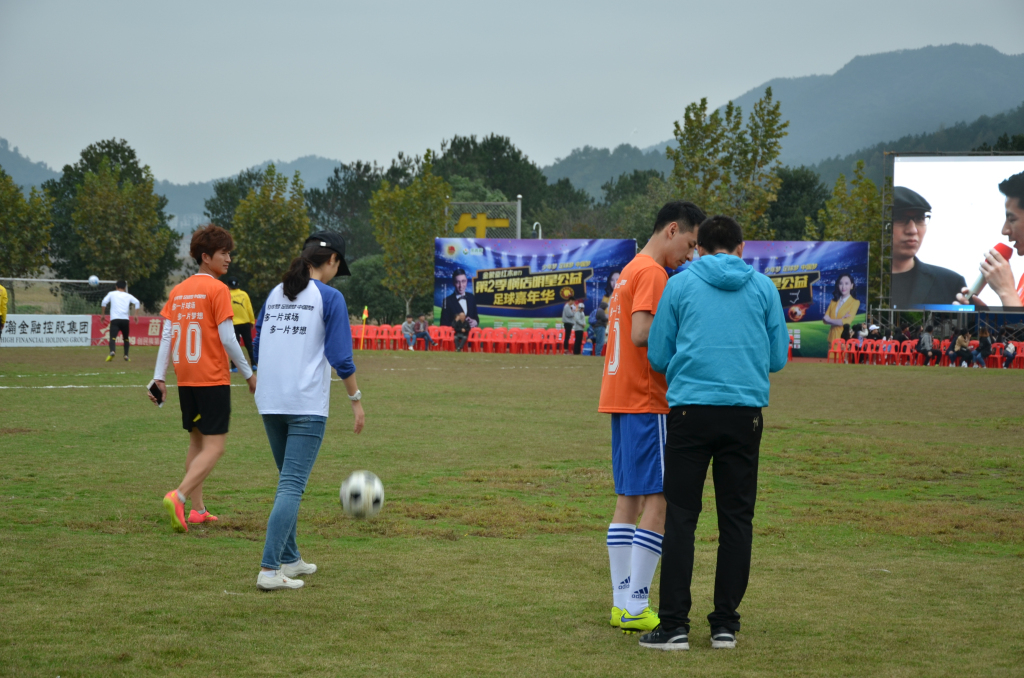 横店明星公益足球赛今日开赛，华少、钱泳辰、吕一、何中华出席
