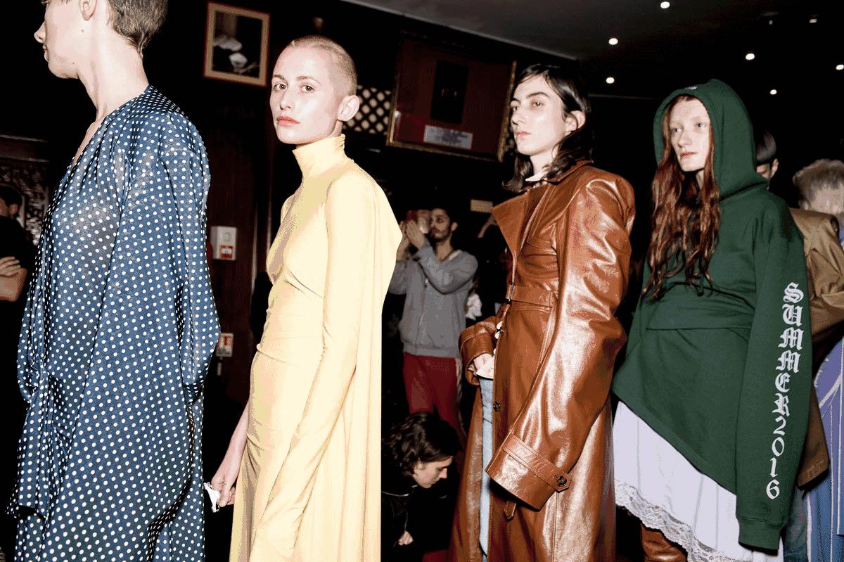 关晓彤总算不穿秋裤现身了,关晓彤穿黑色保暖衣