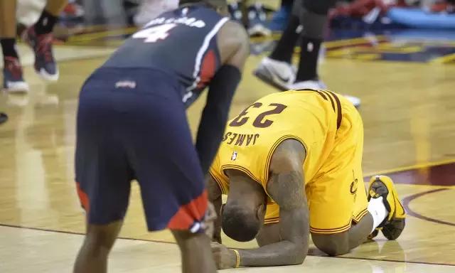 怎样能防止在篮球运动中不会抽筋,如何在打篮球中避免伤病