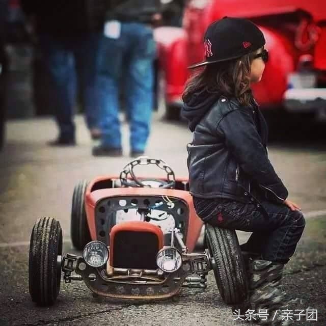 帅哥开车很酷的视频,小帅哥开车样子