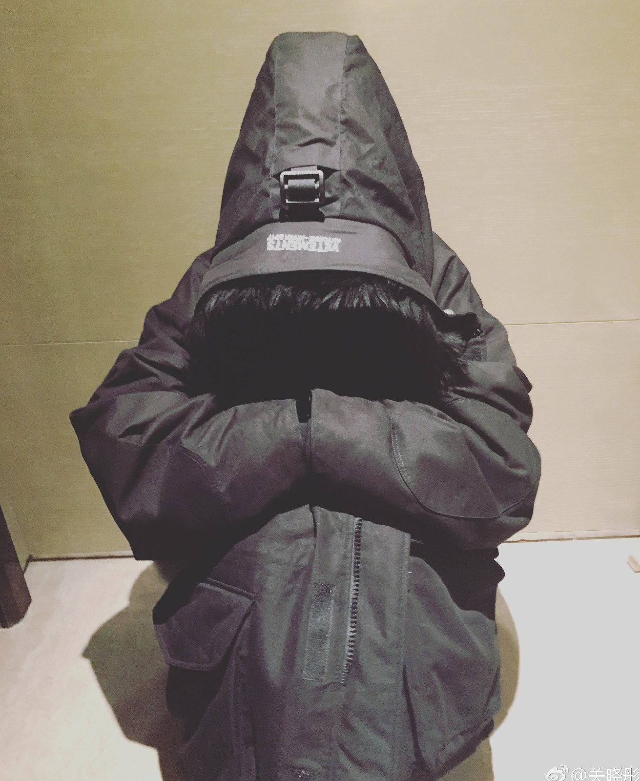 关晓彤总算不穿秋裤现身了,关晓彤穿黑色保暖衣