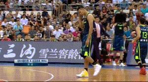 易建联怒脱球鞋被裁判禁止出场,易建联拒绝穿李宁的鞋比赛