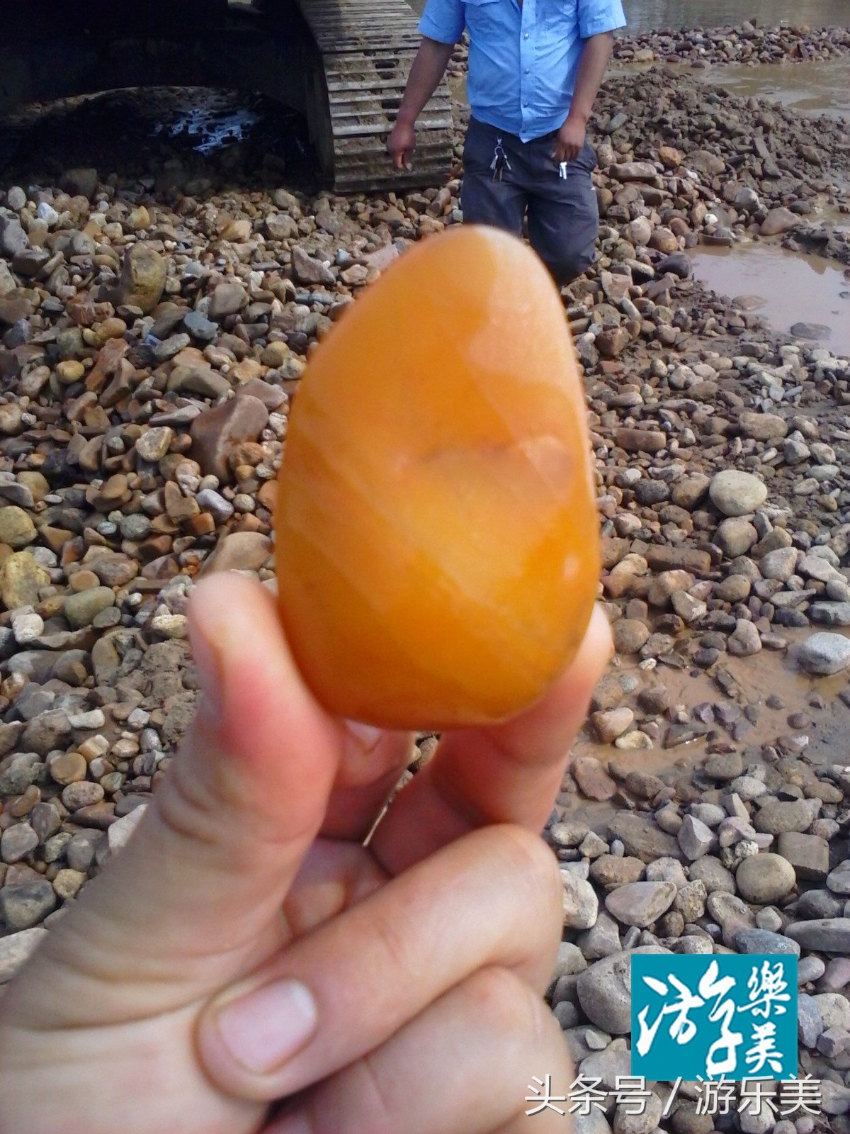 河道内捡玉石,如何在水清澈的塘边捡玉石