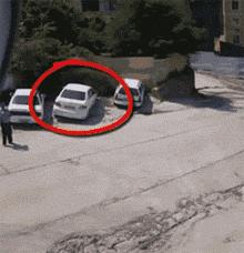 搞笑GIF动态图来袭：小萝莉倒牛奶，场面有点控制不住啊