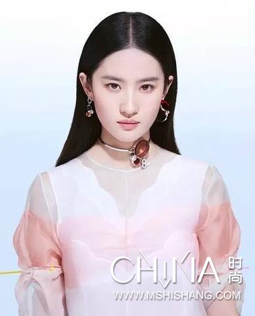 刘亦菲的气质穿搭靠的是肤色,刘亦菲比较适合的穿衣风格