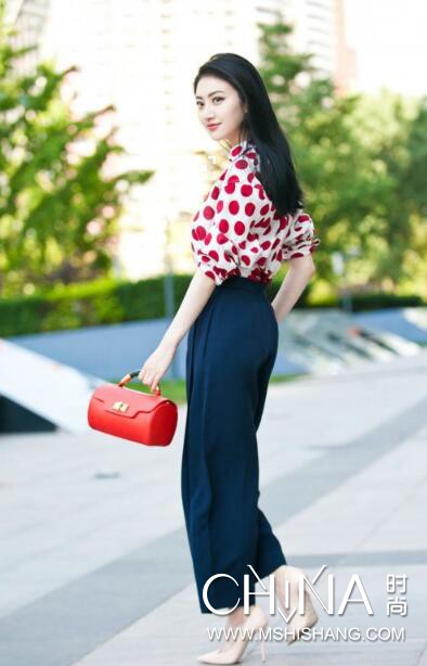 刘亦菲的气质穿搭靠的是肤色,刘亦菲比较适合的穿衣风格