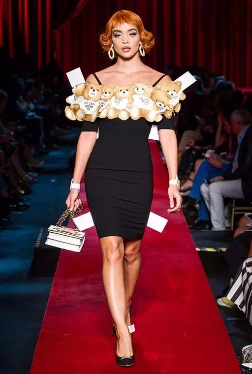 Word妈！Moschino这只蠢萌的小熊为什么这么火？