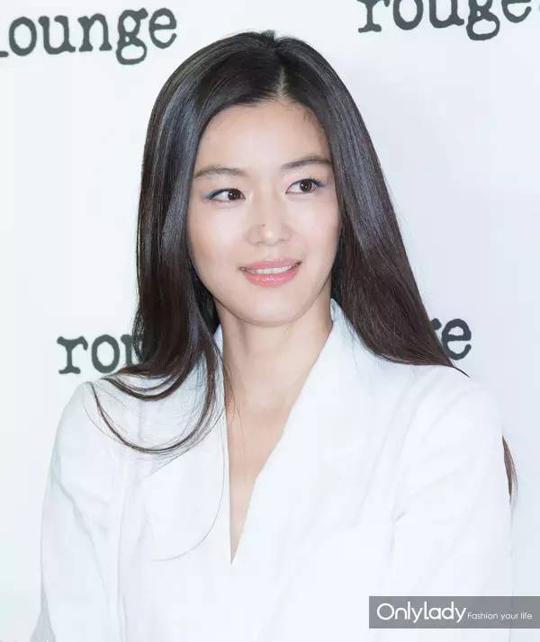 全智贤一字眉图片,全智贤的长直发看起来那么漂亮