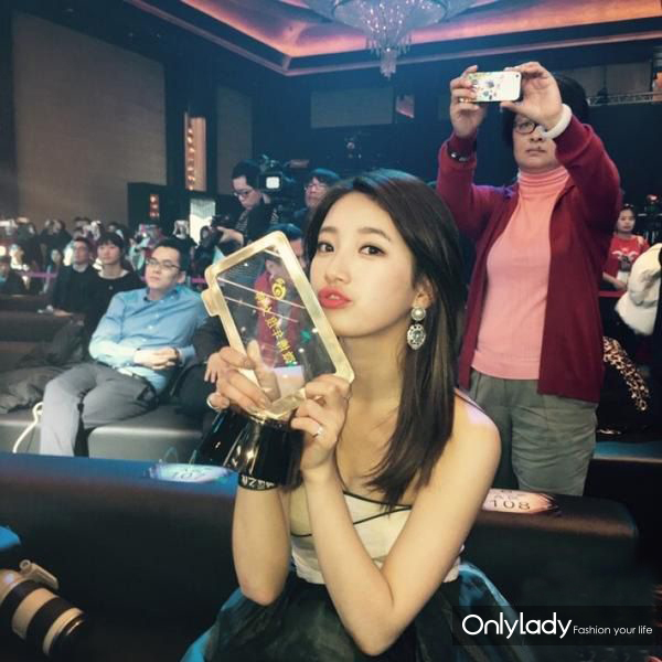 全智贤一字眉图片,全智贤的长直发看起来那么漂亮