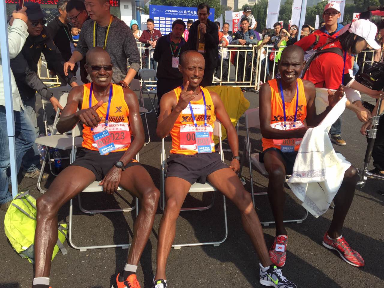 小微拼尽洪荒之力,全程记录杭马!杭州人30年前这样开跑