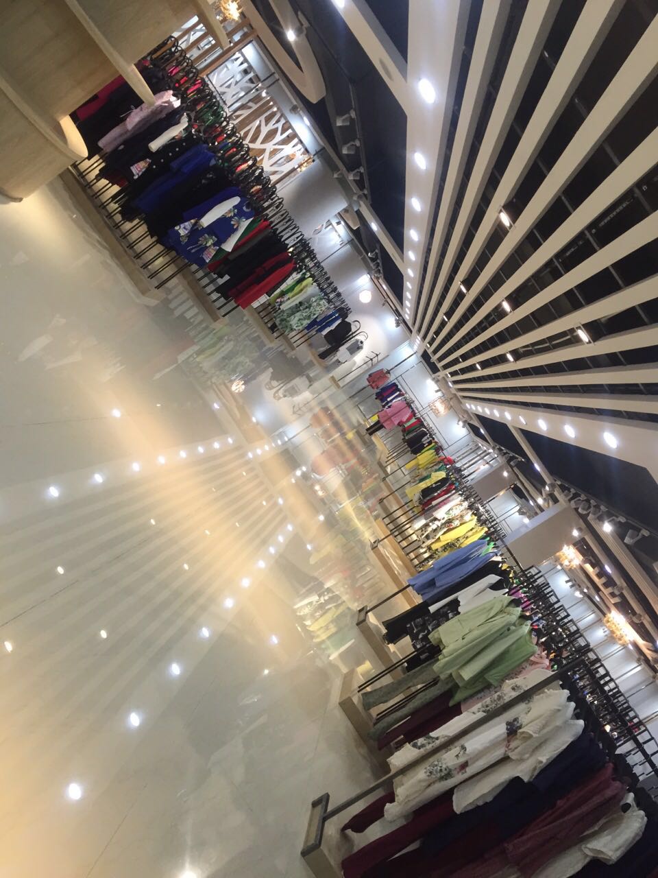 2024服装尾货批发市场现状,品牌服装尾货行业暴利大揭秘