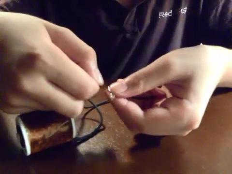 小学生自制电动发电机科学小实验,科学老师制作了一个风力发电机