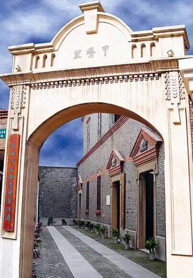 OMG！“鸡爪女”又在地铁12号线上吃起了麻辣烫！