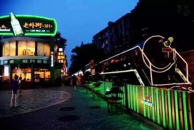 OMG！“鸡爪女”又在地铁12号线上吃起了麻辣烫！