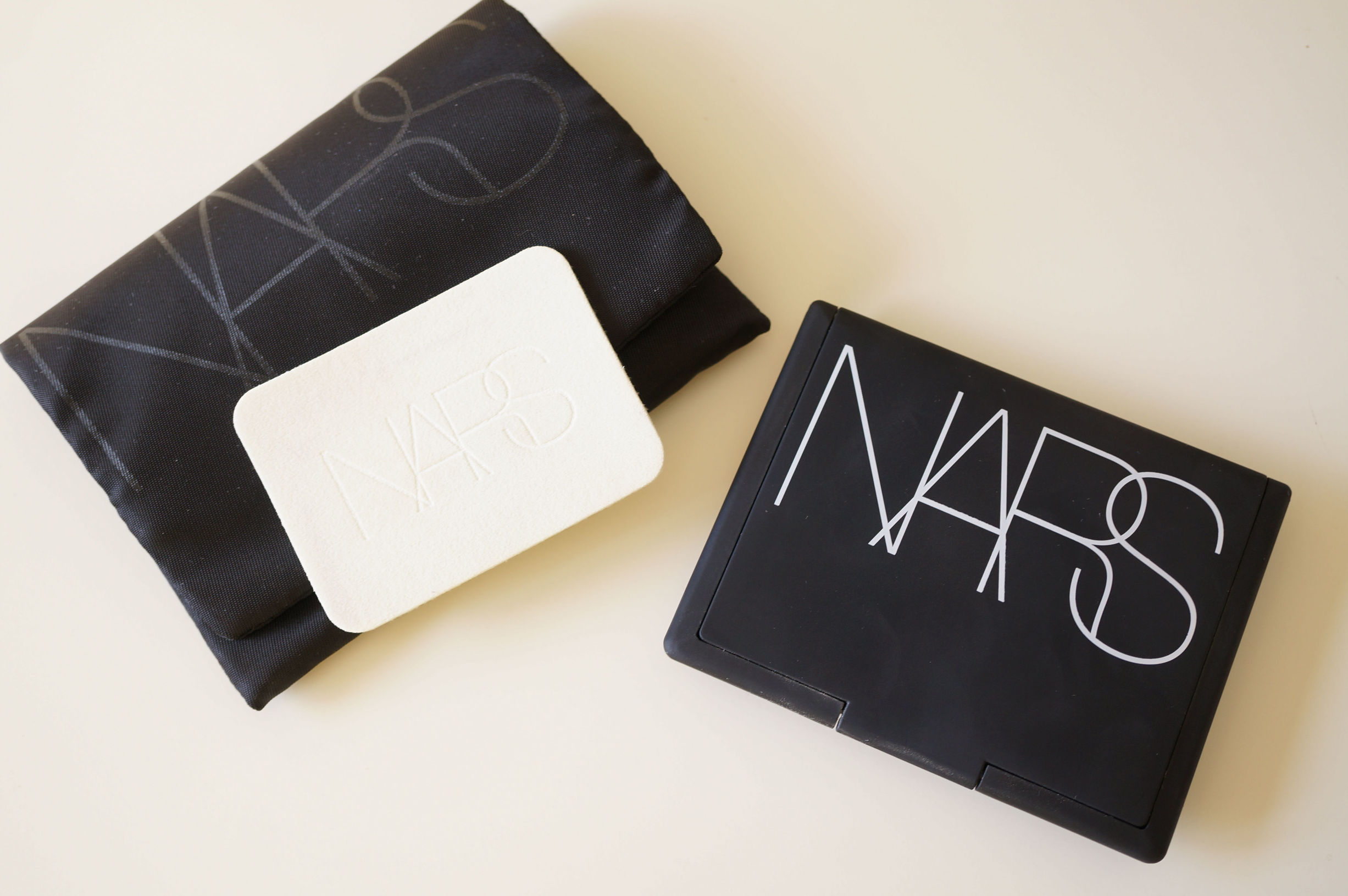 nars裸光蜜粉饼好用吗,nars裸光蜜粉饼