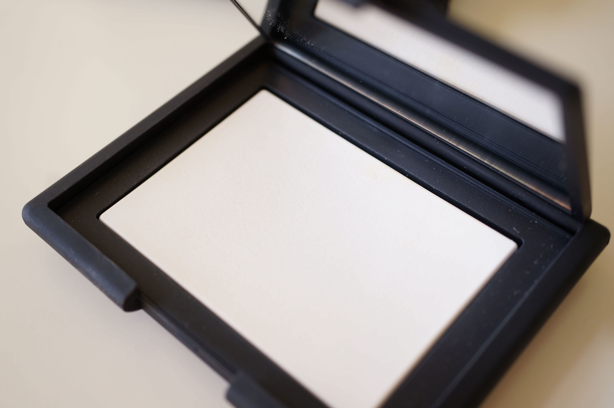 nars流光美肌蜜粉饼适合什么皮,nars裸光蜜粉饼专柜价