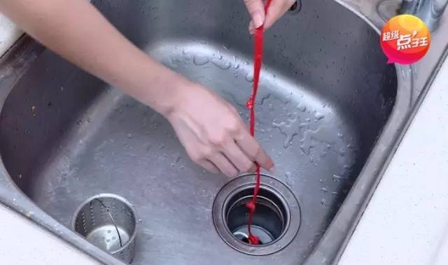 厨房水槽底下水管堵塞小妙招,厨房水槽的水下不去怎么办