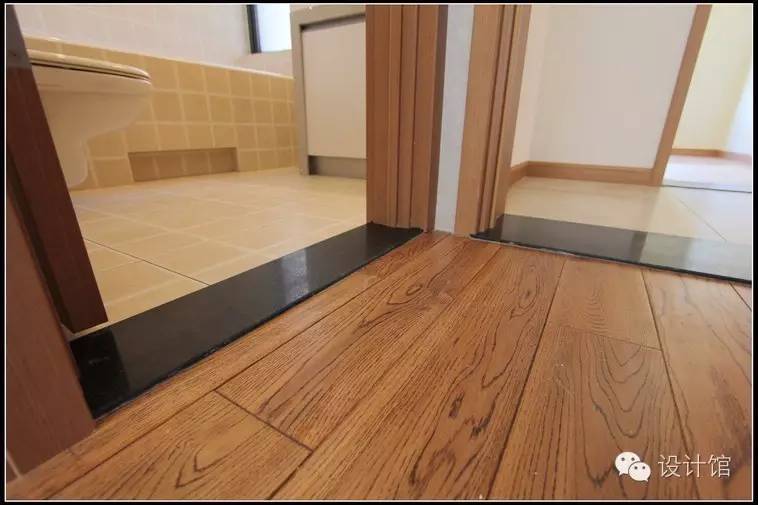 一边铺瓷砖一边铺地膜,一边贴砖一边填缝吗