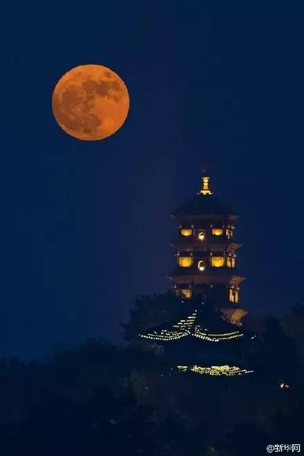 错过再等18年！昨晚的超级月亮太给力，穿透雾霾把梦照亮！