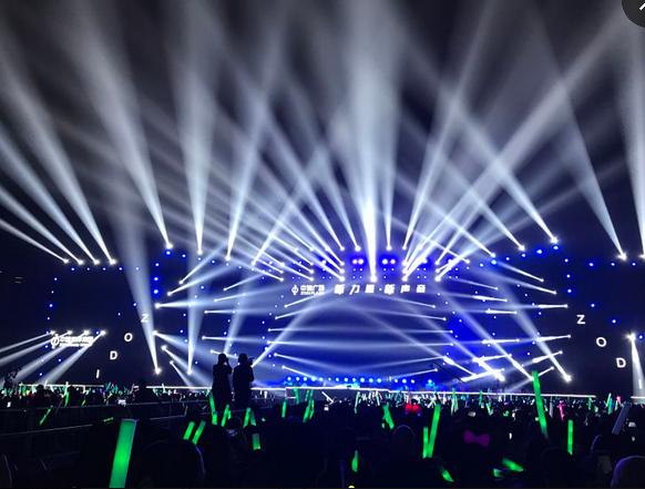 那英、齐秦等歌手助阵万余观众嗨爆“中迪广场之夜”