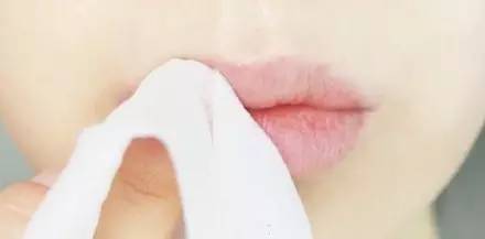 唇部去角质全过程,滋润双唇的有效唇部去角质方法