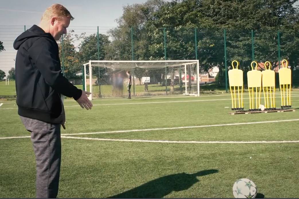 罗纳德科曼罚球技巧,足球中场任意球的技巧