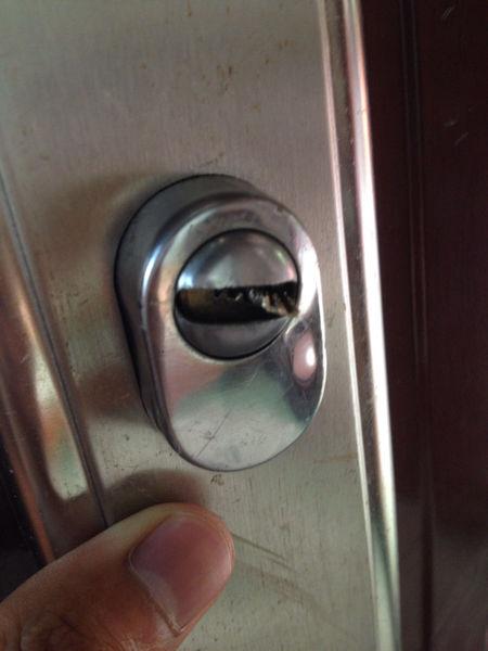 开锁时钥匙断了这样就能轻松取出,钥匙断里面了怎么开锁小窍门