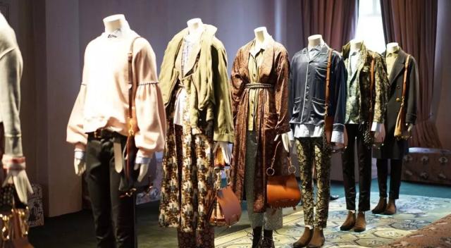 burberry经典款风衣搭配围巾,burberry风衣值得买吗