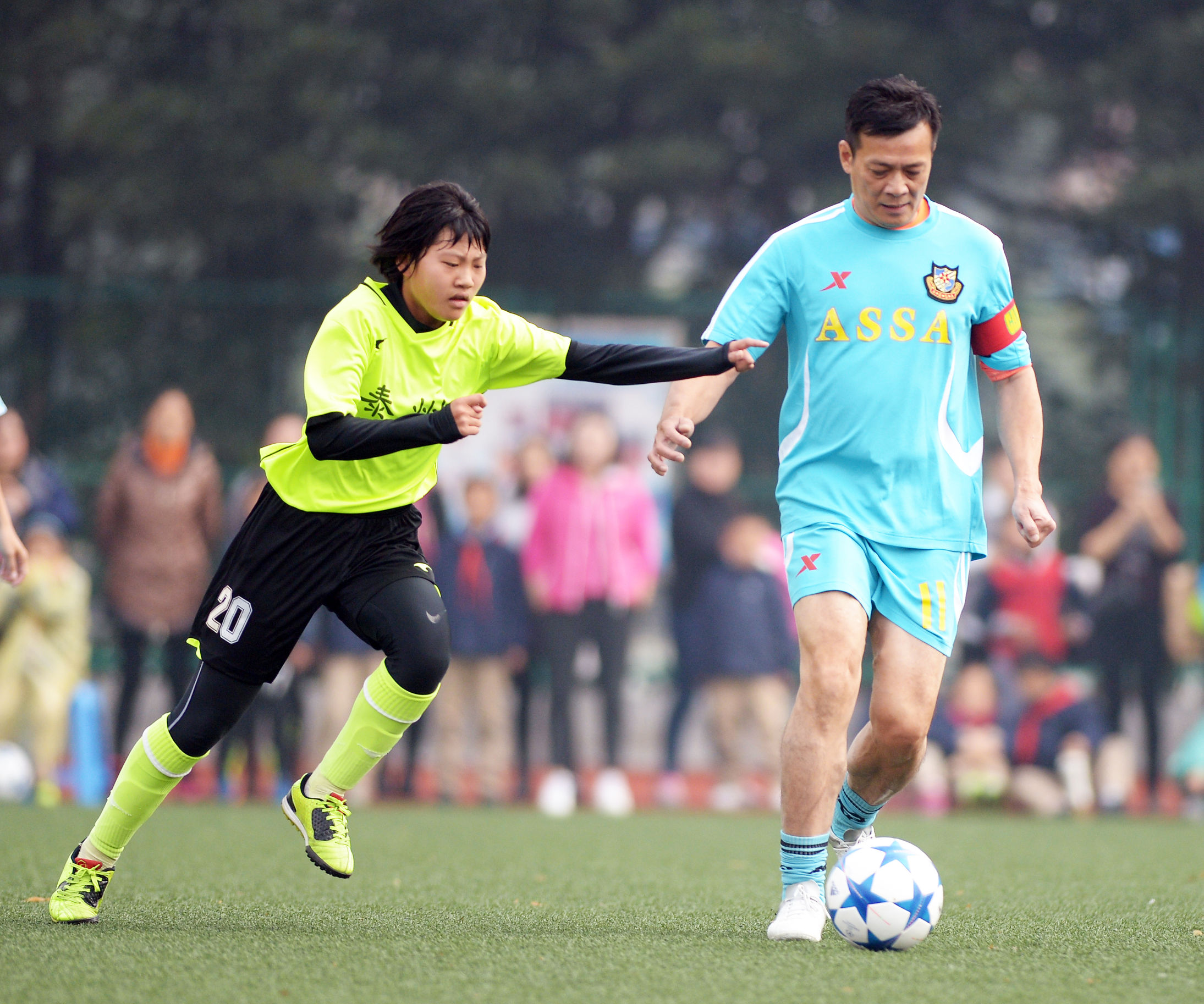 谭咏麟公益足球赛,香港明星足球队谭咏麟助攻