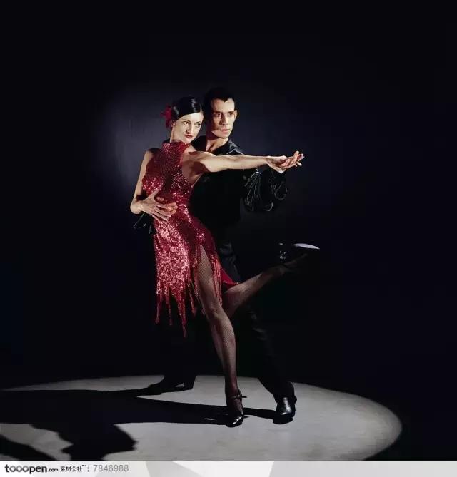 拉丁舞各个舞种匹配的服装,拉丁舞基本步该穿什么样的衣服
