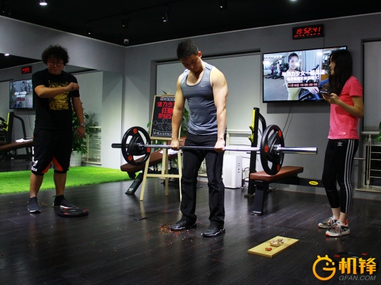 器械强势压砸畅玩5C遭暴虐仍完好无损