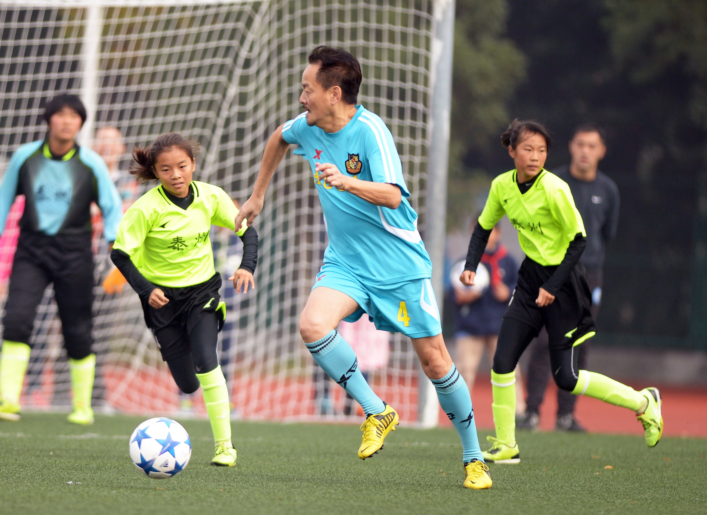 谭咏麟公益足球赛,香港明星足球队谭咏麟助攻