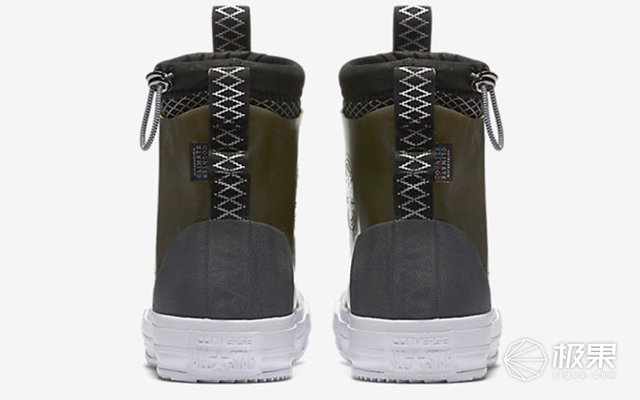 匡威给帆布鞋加上一层橡胶，结实耐磨的同时还防水，外形更好看