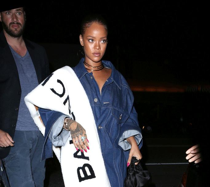 这条礼仪小姐的“迎宾带”，竟然被日日、袁姗姗……抢披上身！