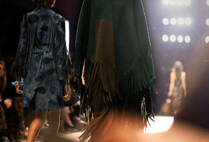 这条礼仪小姐的“迎宾带”，竟然被日日、袁姗姗……抢披上身！