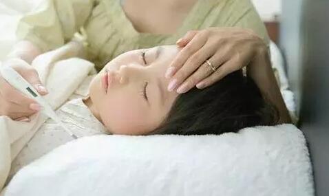 儿子呕吐不止吐到盆里,1岁宝宝呕吐不止喝水都吐想睡觉