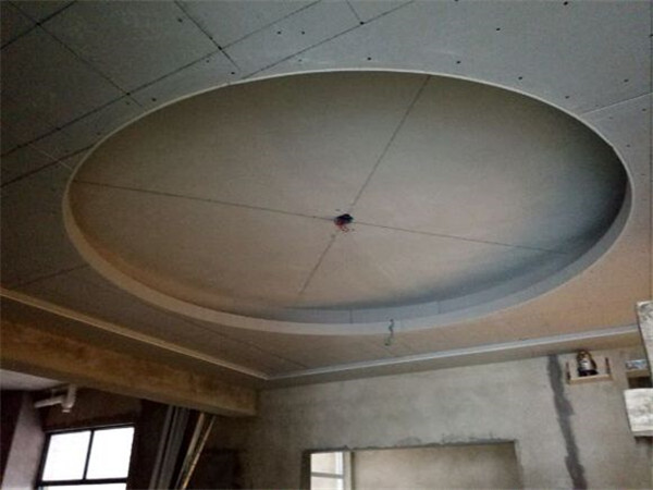 一个人在工地的吊顶作业，45一平方，每天大概能赚300左右