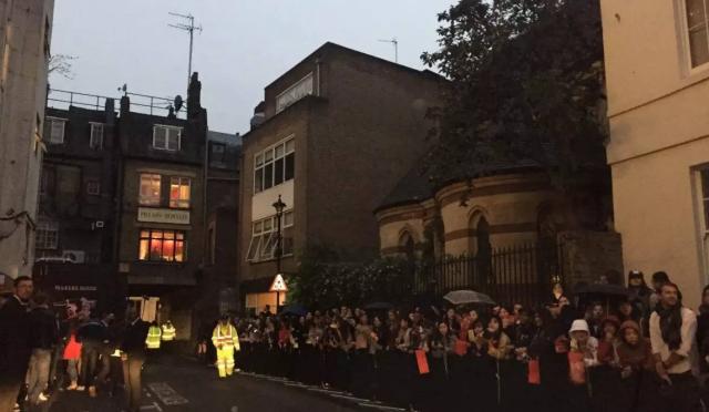 burberry风衣和围巾,burberry风衣配什么颜色围巾