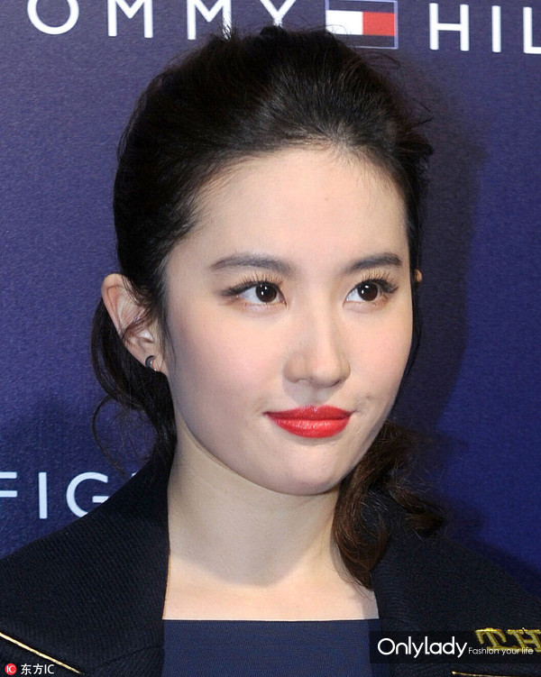 女子花4万块整容把嘴都整歪了,美国女子花76万整容