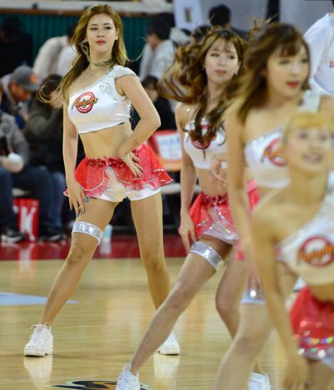 这届篮球宝贝质量太差又丑又肥，看台观众喊退票怒斥肉太多不专业